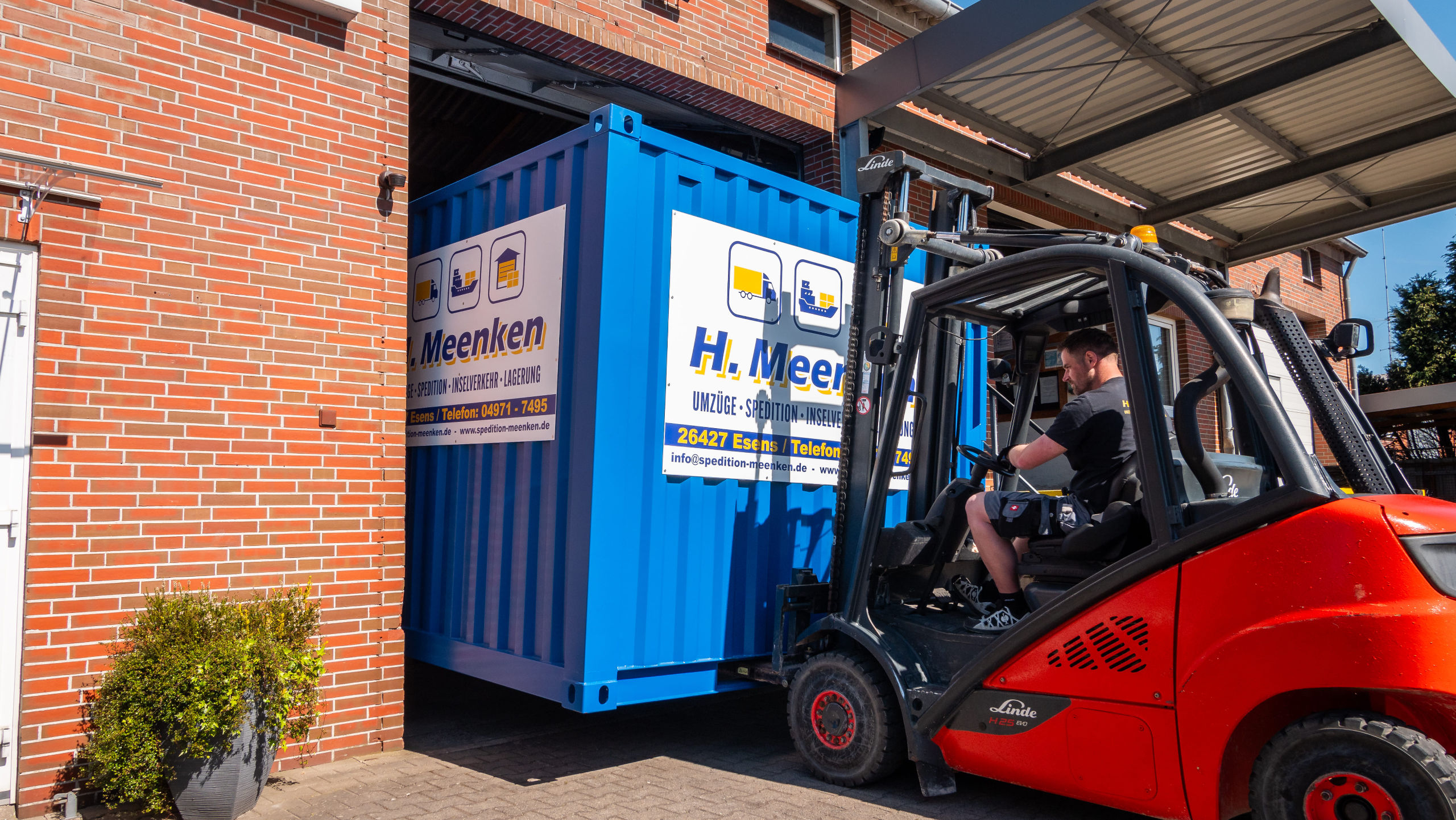 Gabelstapler bringt Container des Kunden in das Lagerhaus