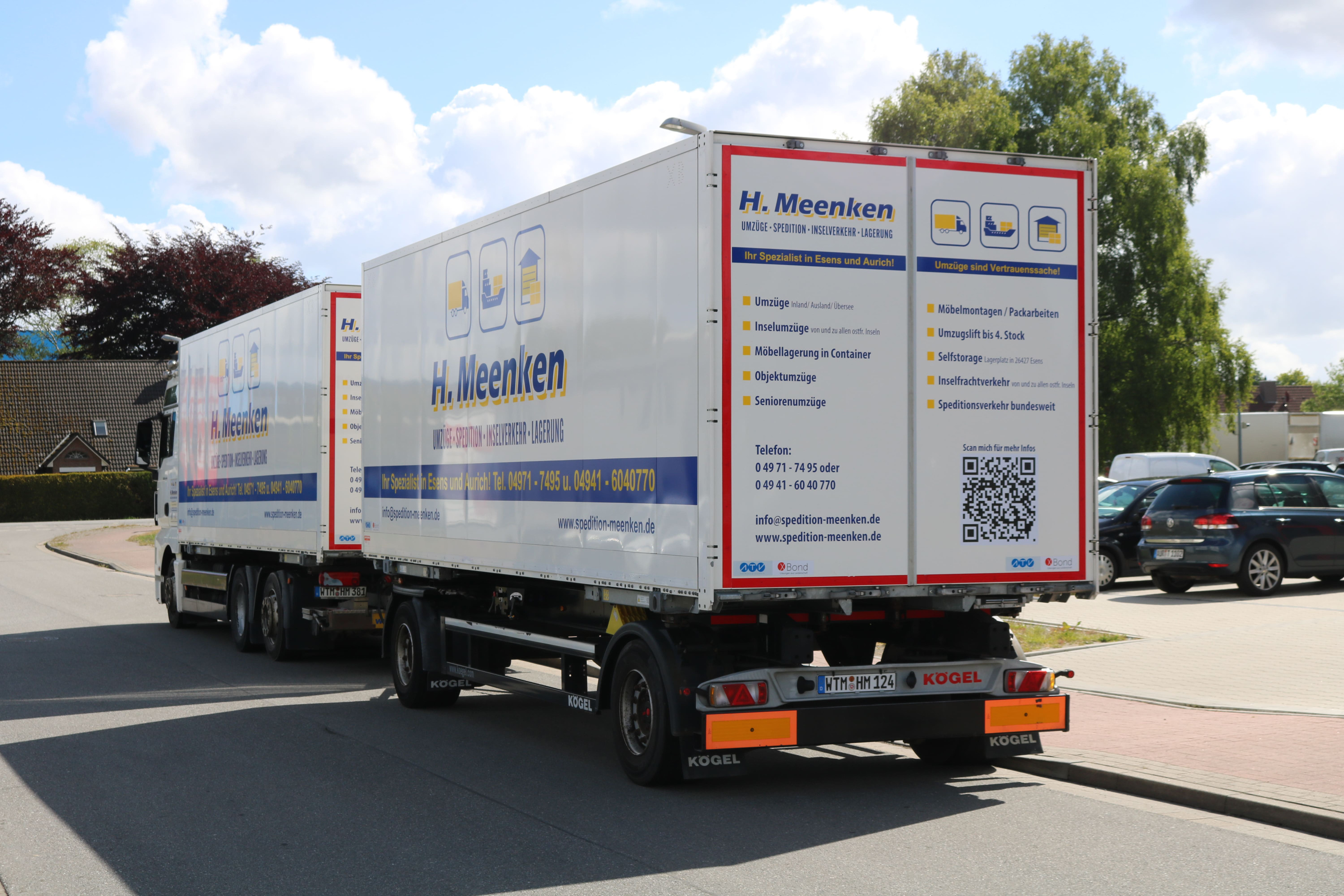 Lastwagen der Spedition mit Anhänger steht auf der Straße - Foto hinten seitlich